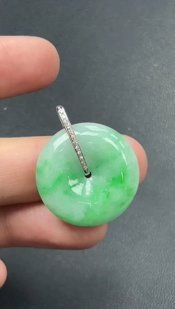 18K金镶嵌挂件翡翠平安扣