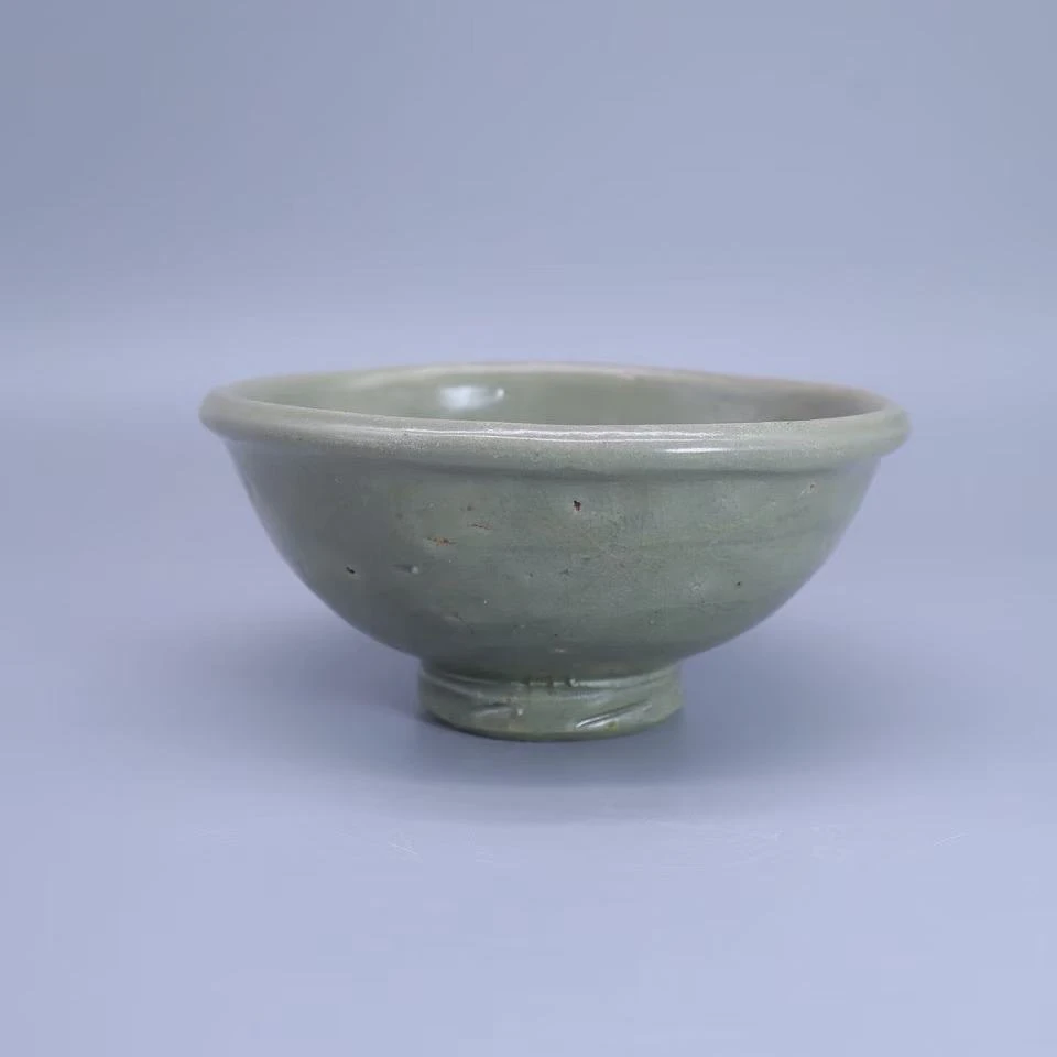 17: 明龙泉窑模印八宝纹碗