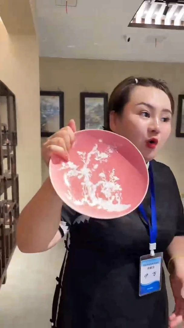 景德镇桃红花鸟赏盘