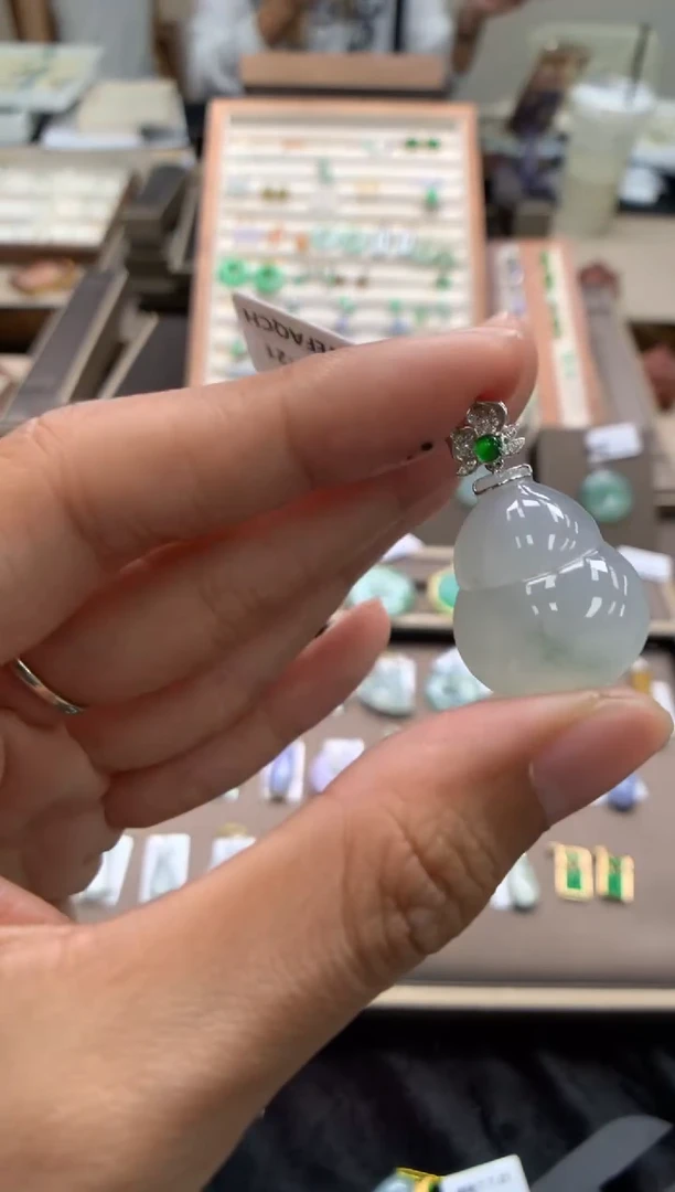颈饰18K金镶嵌翡翠葫芦