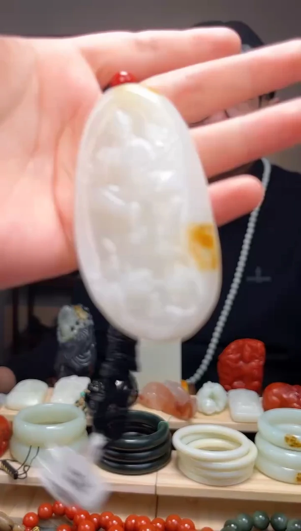 颈饰未镶嵌和田玉吊坠