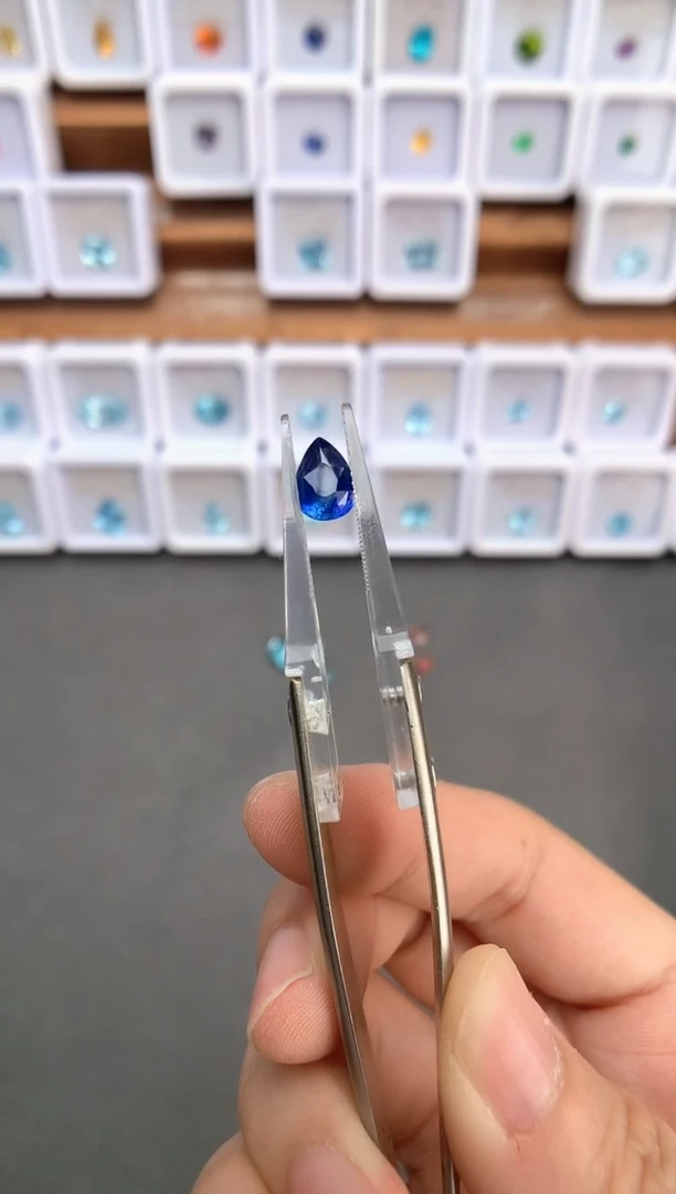 未镶嵌裸石定制蓝宝石1.5ct 老烧皇家蓝