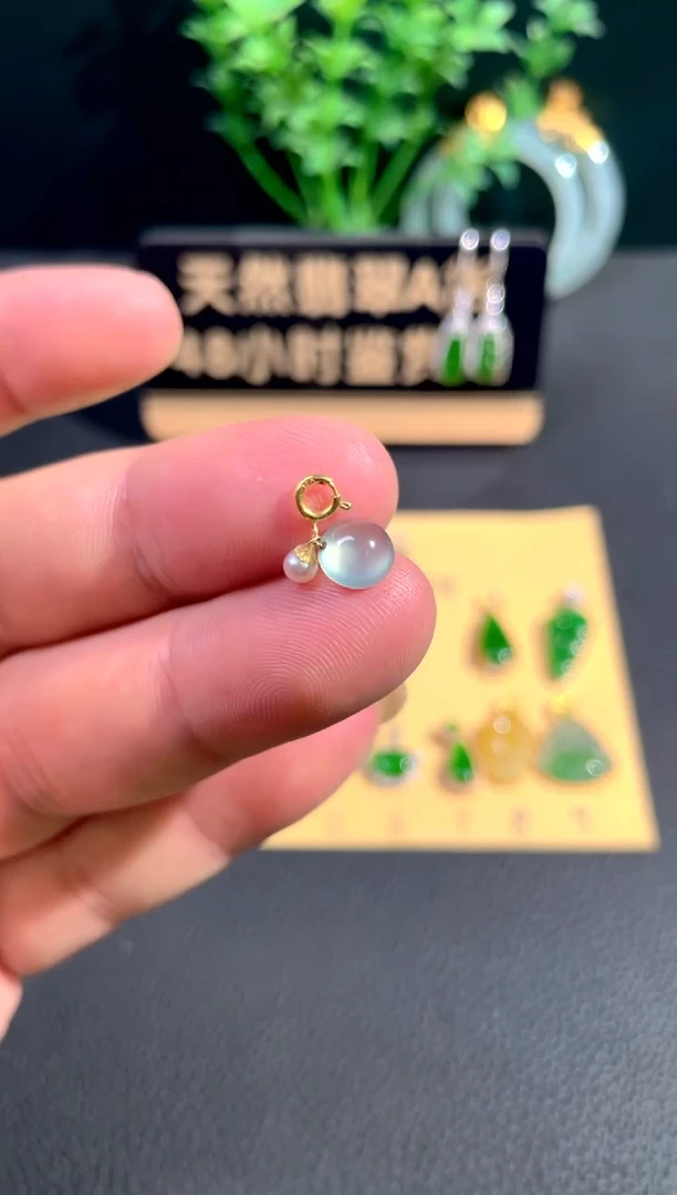 颈饰18K金镶嵌翡翠翡翠