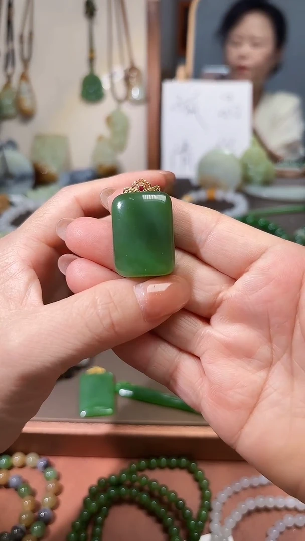 颈饰18K金镶嵌和田玉（碧玉）1