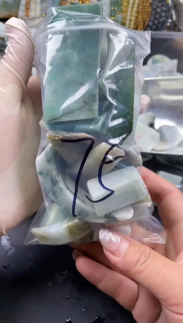 【闪购商品】翡翠颈饰未镶嵌天然翡翠边角大号500克75