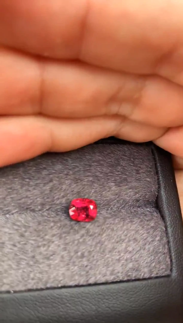 未镶嵌裸石定制尖晶石枕型 红霓虹色调 1.58ct