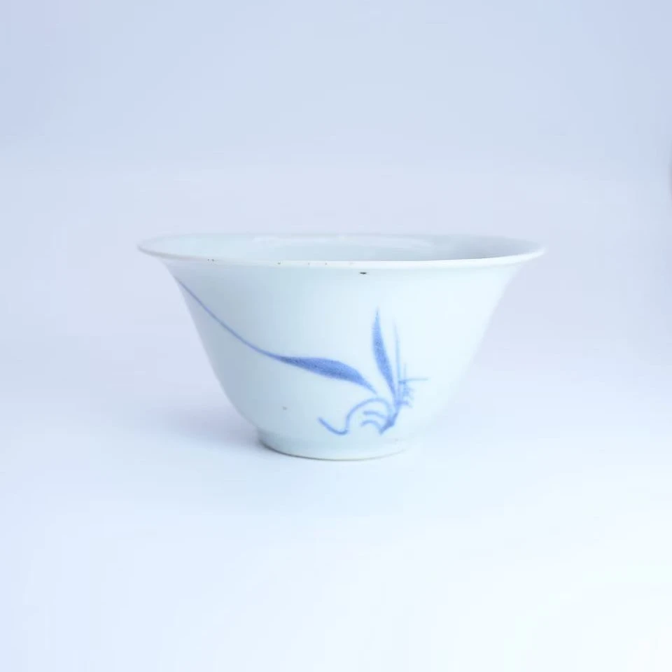 39: 明末青花兰花纹杯