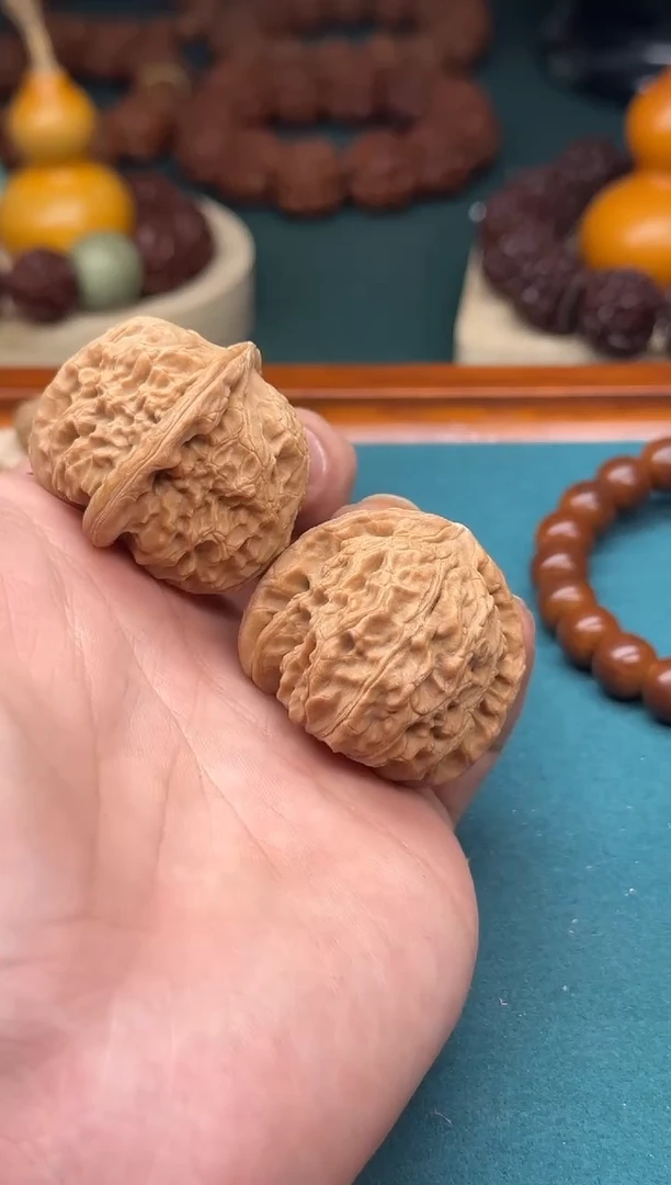 【闪购商品】文玩核桃吊坠球白核桃有瑕疵001无配件