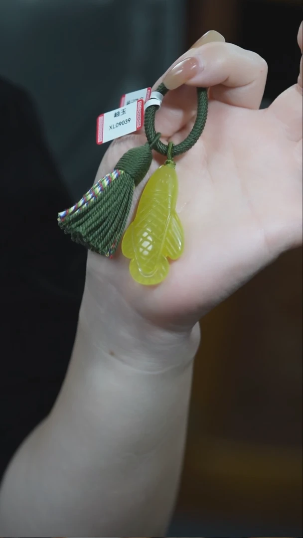 未镶嵌岫玉手把金龙鱼钥匙扣