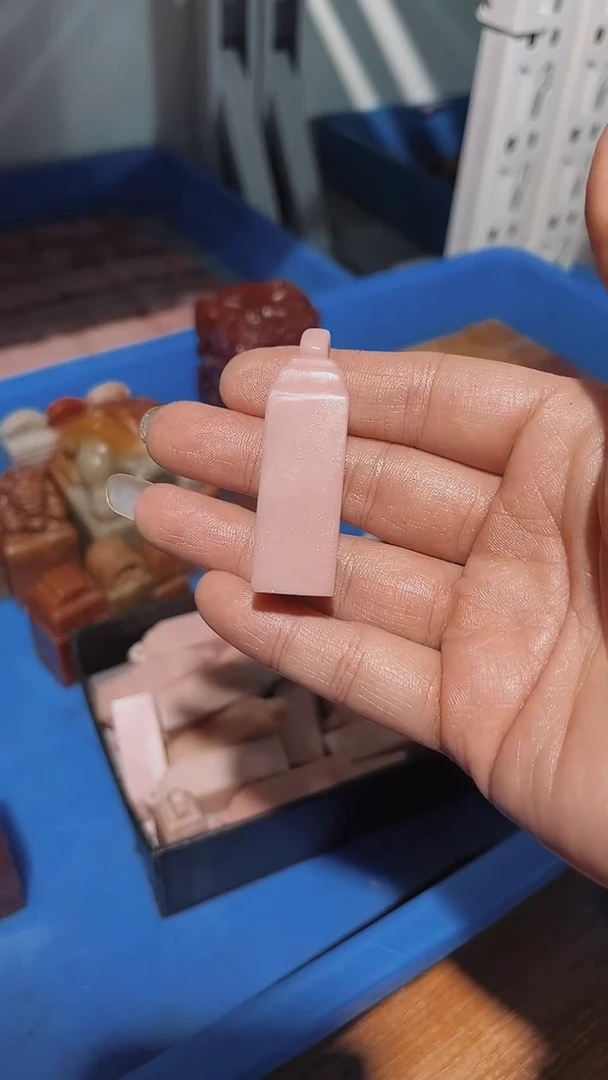 老挝石一**水瑕疵不规则章带雕钮