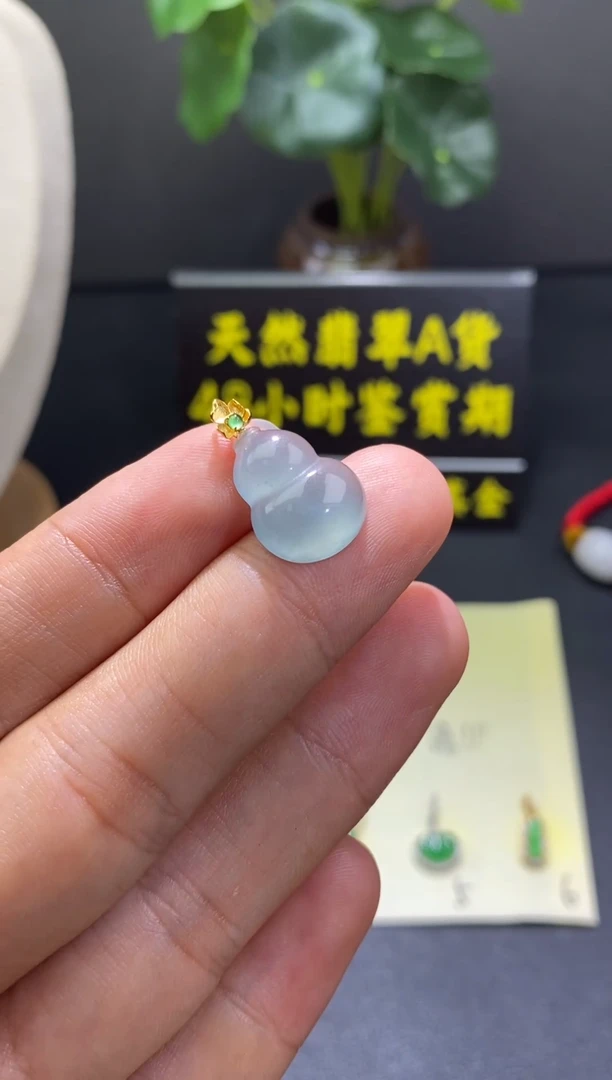 翡翠18K金镶嵌颈饰翡翠吊坠