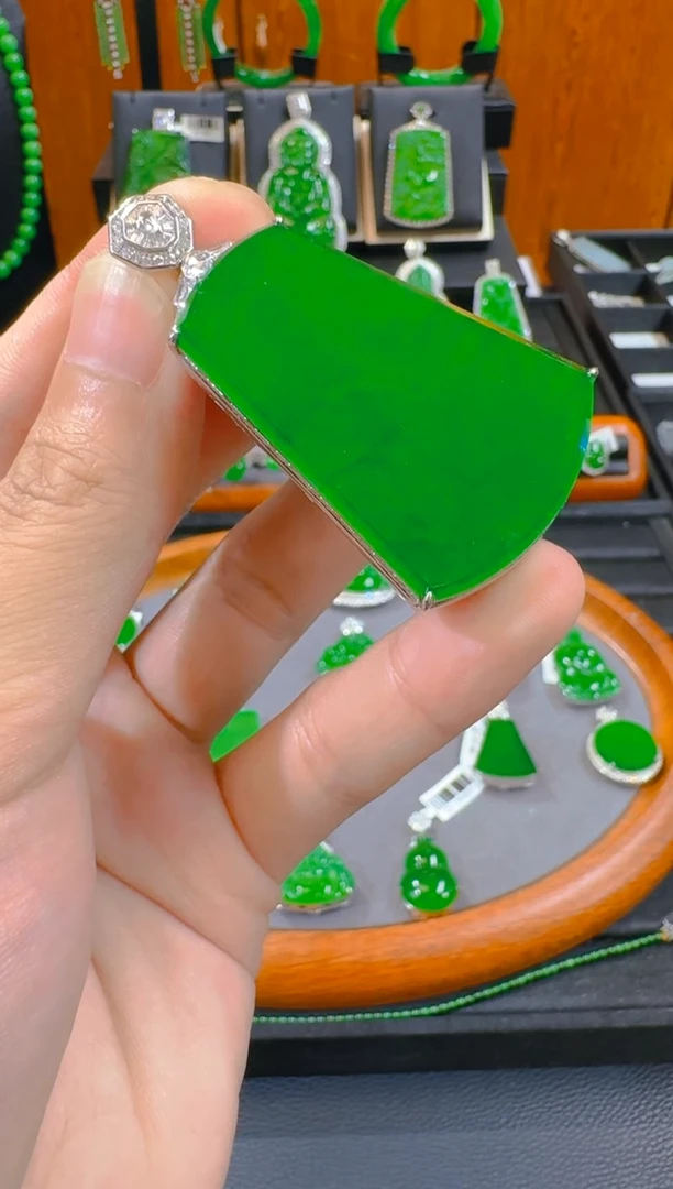 吊坠(赠链)18K金镶嵌翡翠顿*天然A货翡翠