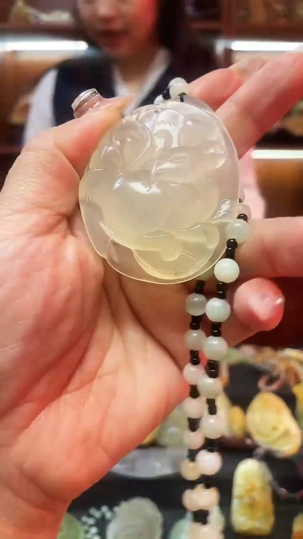 未镶嵌蛇纹石玉吊坠