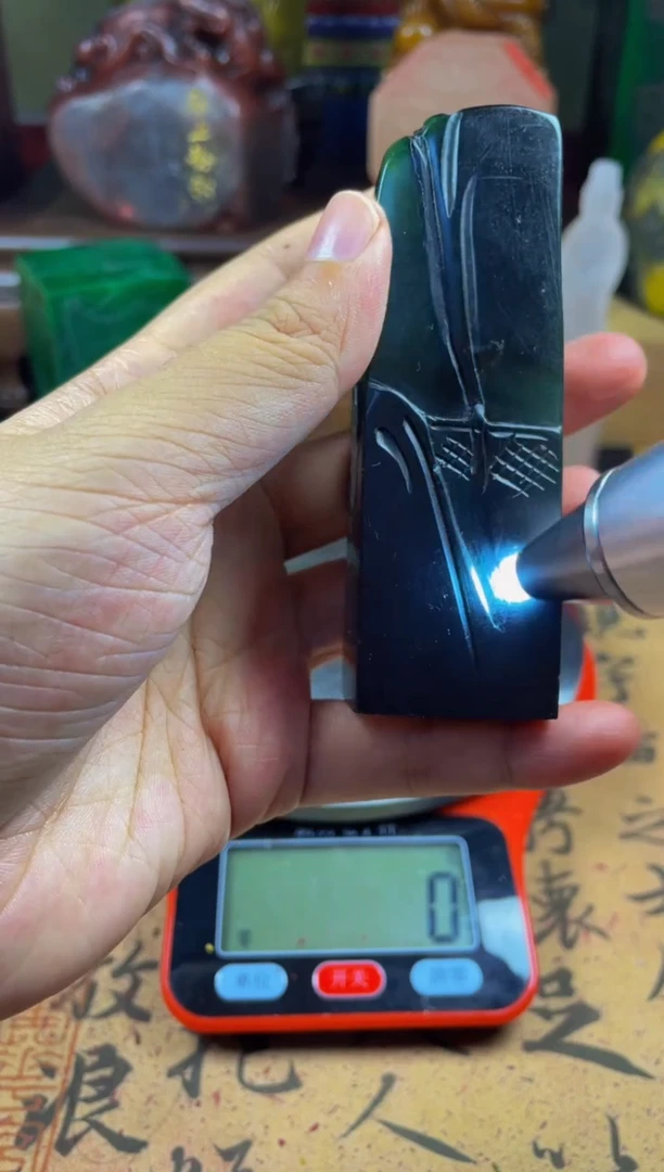 寿山石印石绝绿雕皮薄意雕竖章把酒临风