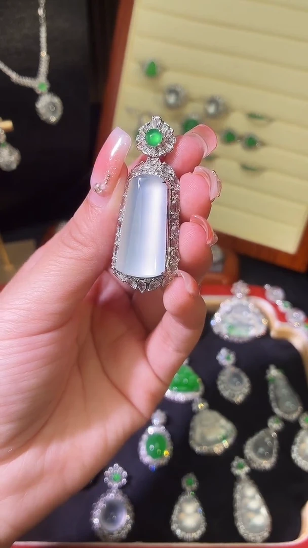 颈饰18K金镶嵌翡翠无事柱