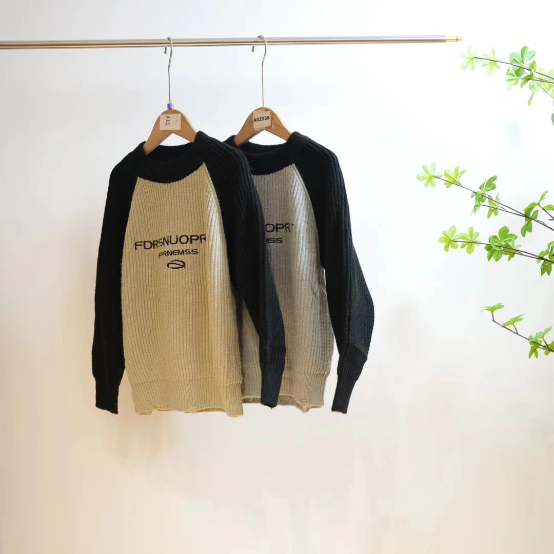 1-595-一款两色字母刺绣儿童拼色插肩袖针织毛衣