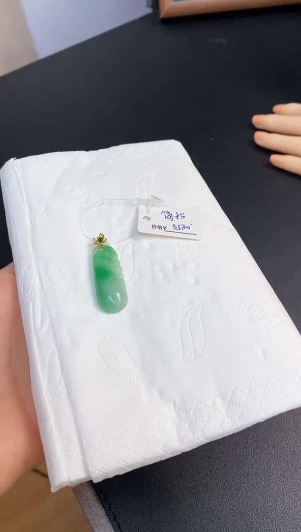吊坠(不含链)18K金镶嵌翡翠简*?福瓜