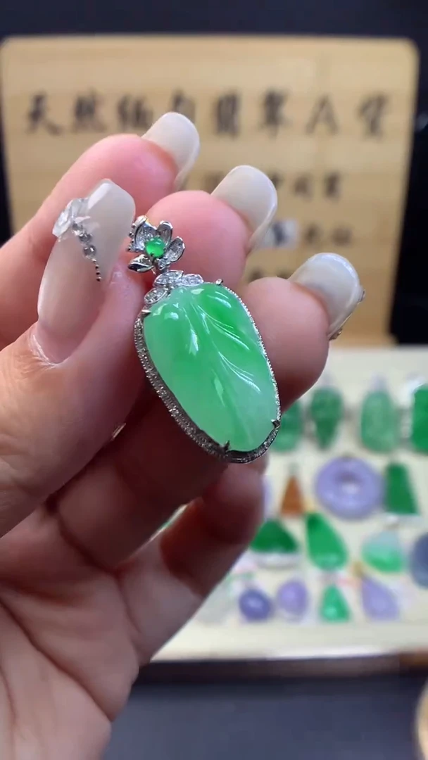 翡翠18K金镶嵌颈饰缅甸A货翡翠