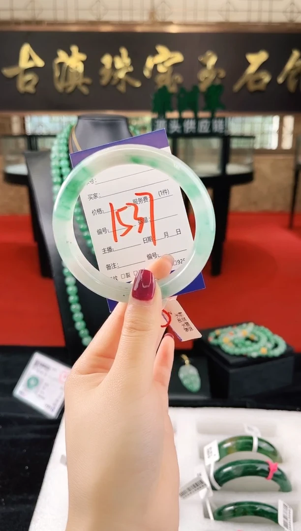 未镶嵌手镯石英质玉（非洲翠）微瑕，一经发货，运费不退介意勿拍