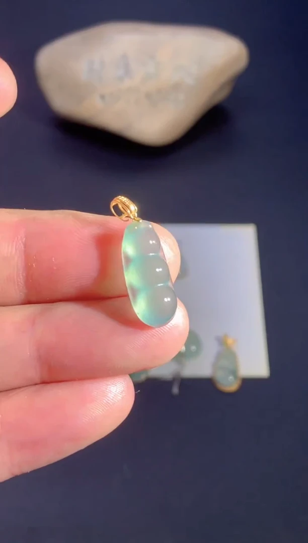 颈饰18K金镶嵌翡翠