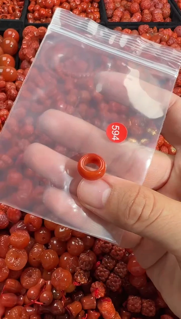 南红玛瑙未镶嵌颈饰1
