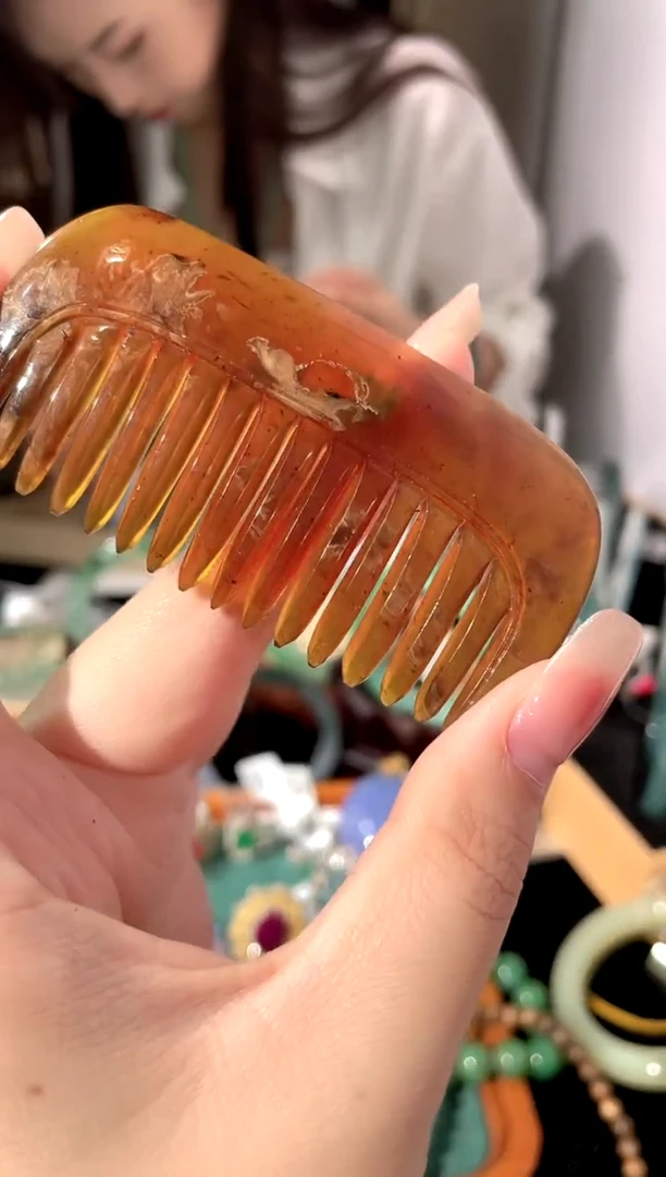 未镶嵌颈饰琥珀梳子