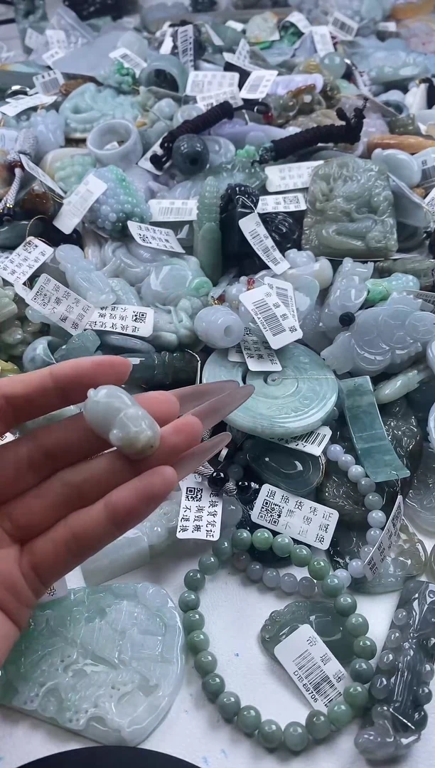 翡翠未镶嵌吊坠(不含链)缅甸A货翡翠111384