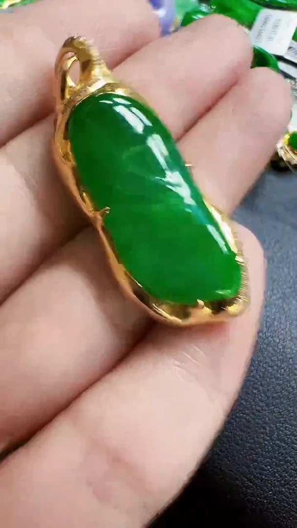 颈饰18K金镶嵌翡翠随型