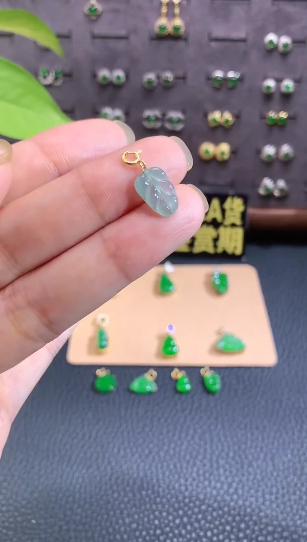 颈饰18K金镶嵌翡翠翡翠
