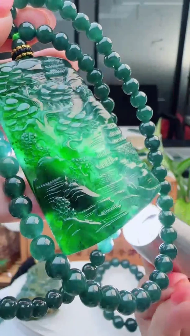 翡翠未镶嵌颈饰多样性发货其中一件