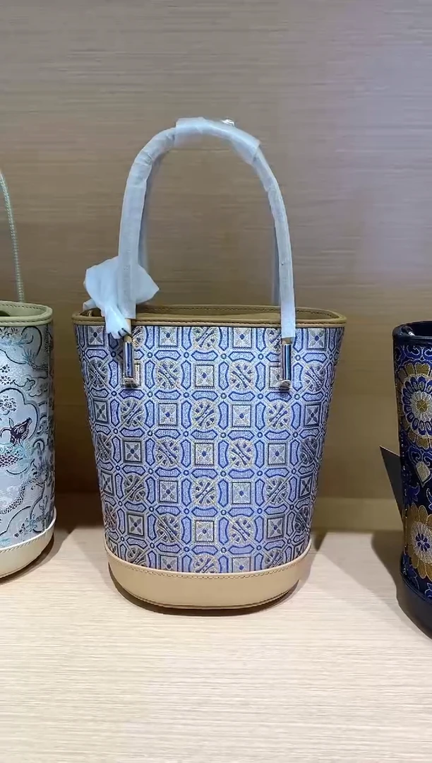 牛剖层皮革拎包 四方定胜  米灰色 BWS24A0101-E