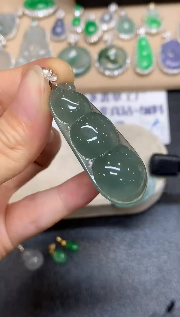 颈饰18K金镶嵌翡翠福豆【无服务费