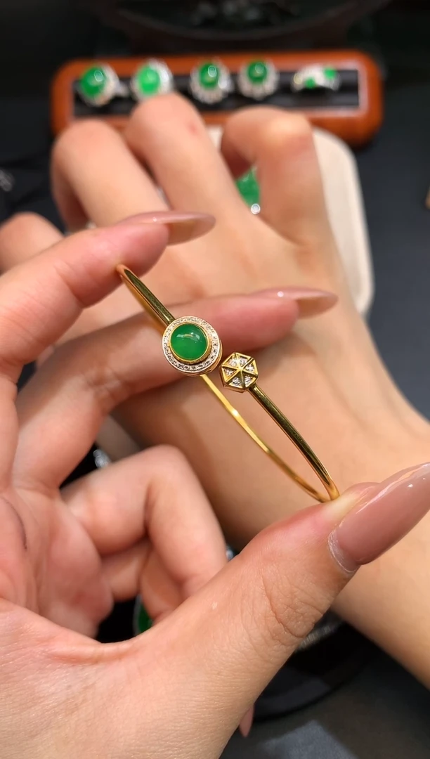 颈饰18K金镶嵌翡翠手镯