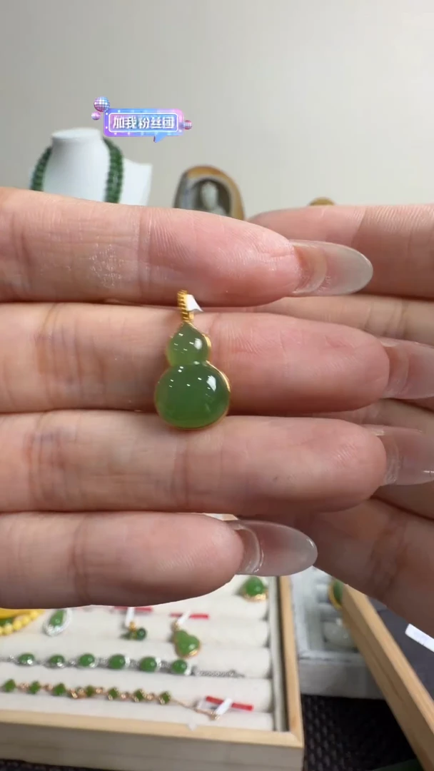 颈饰18K金镶嵌和田玉挂件