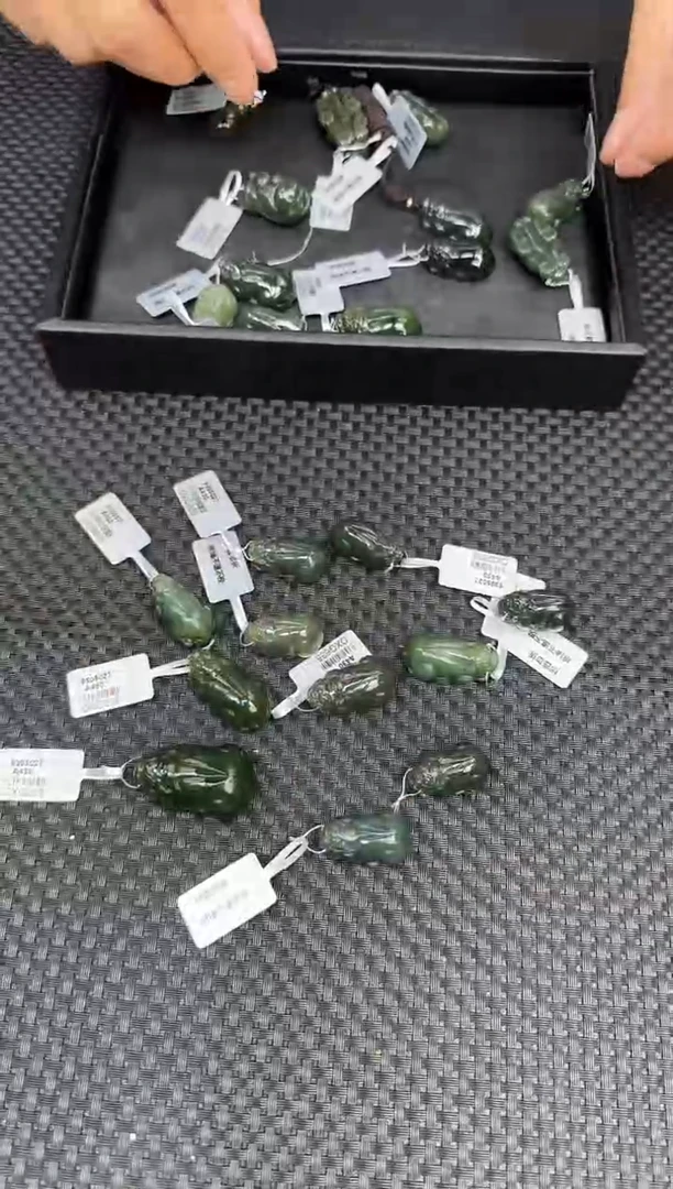 吊坠(不含链)未镶嵌和田玉一个，多样性发一件