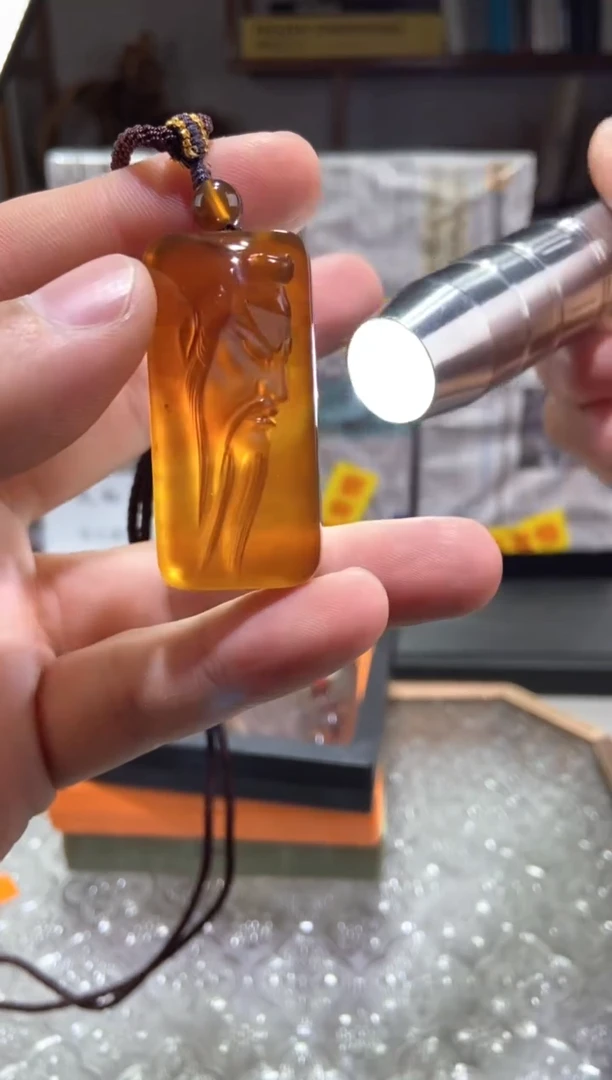 琥珀颈饰未镶嵌关公