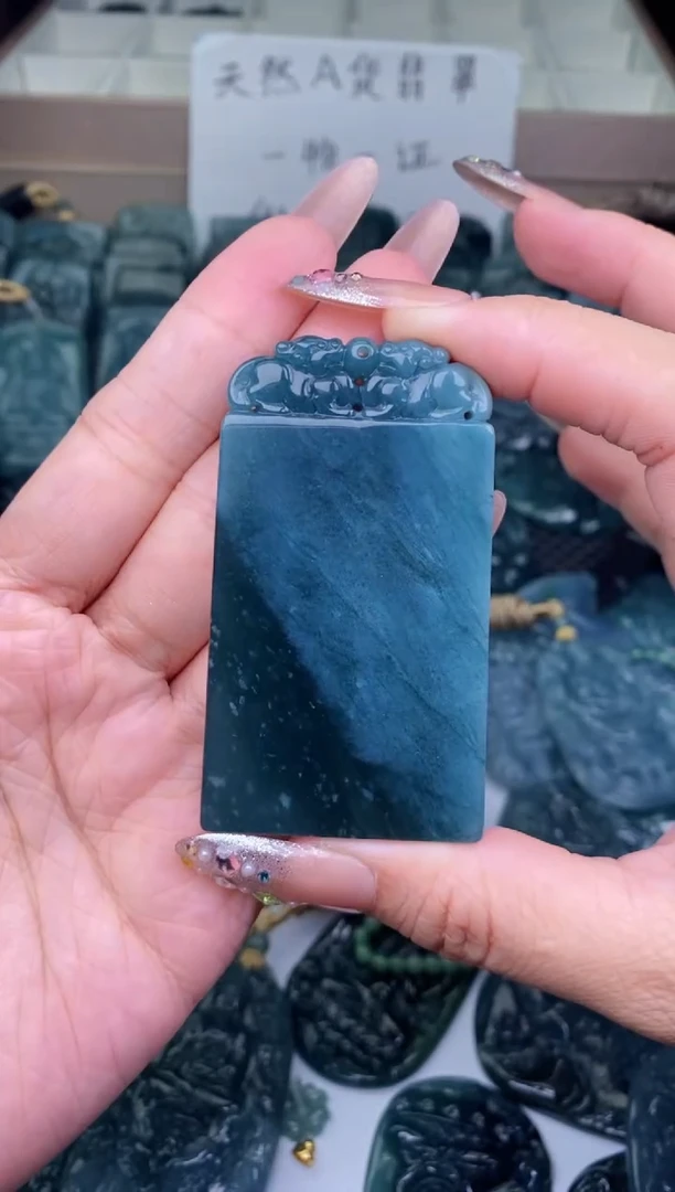 颈饰未镶嵌翡翠