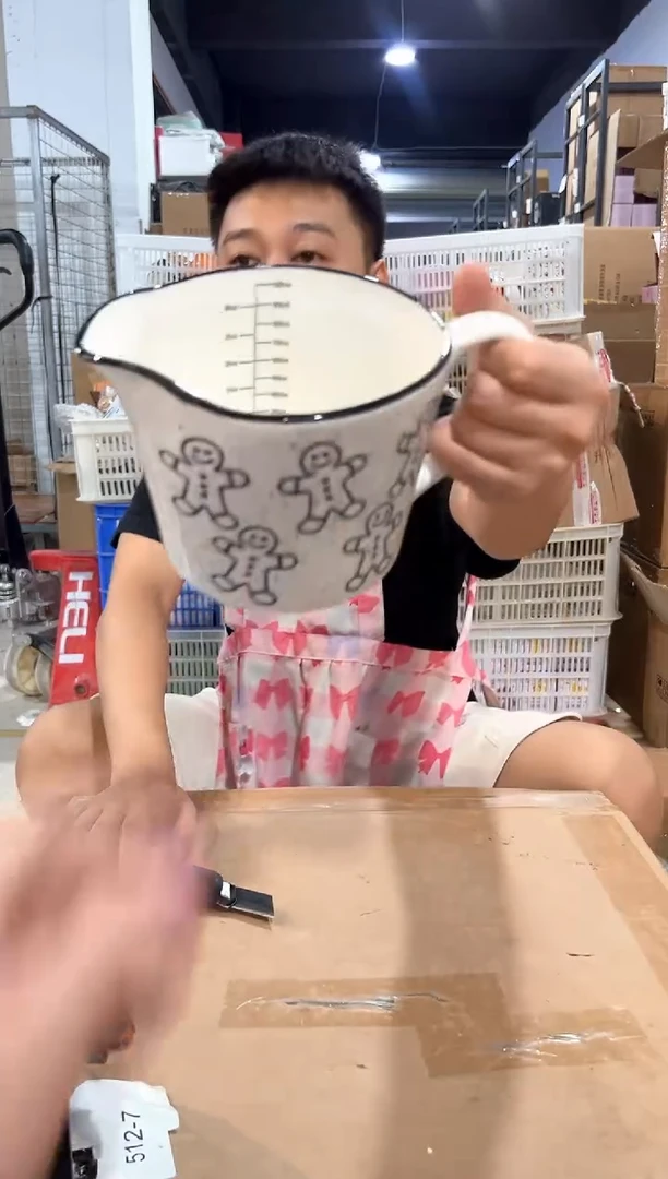 瓷片姜饼人奶壶