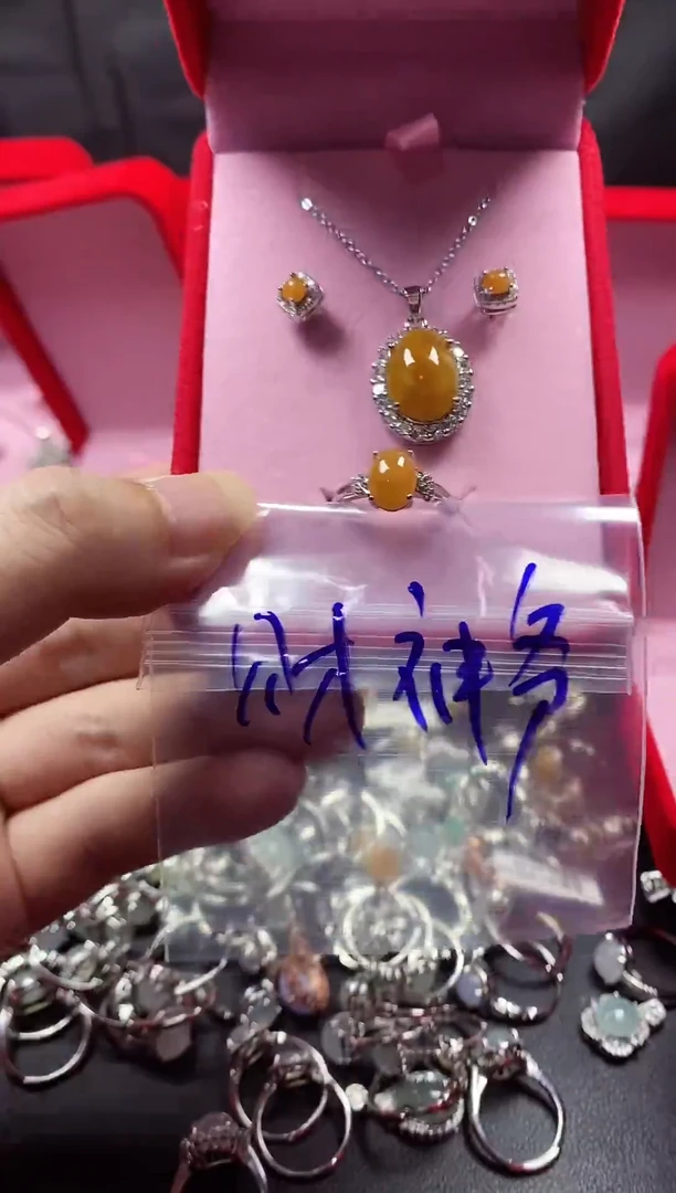 未镶嵌戒指翡翠财****?翡翠吊坠