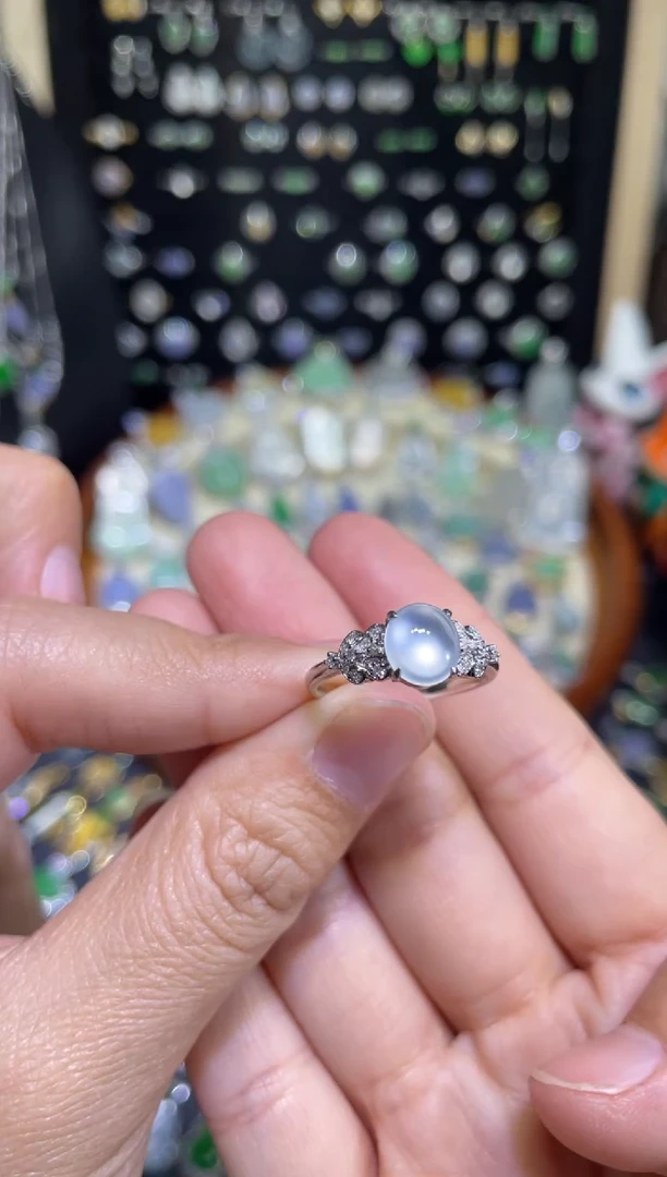 颈饰18K金镶嵌翡翠玻璃种蛋面戒指