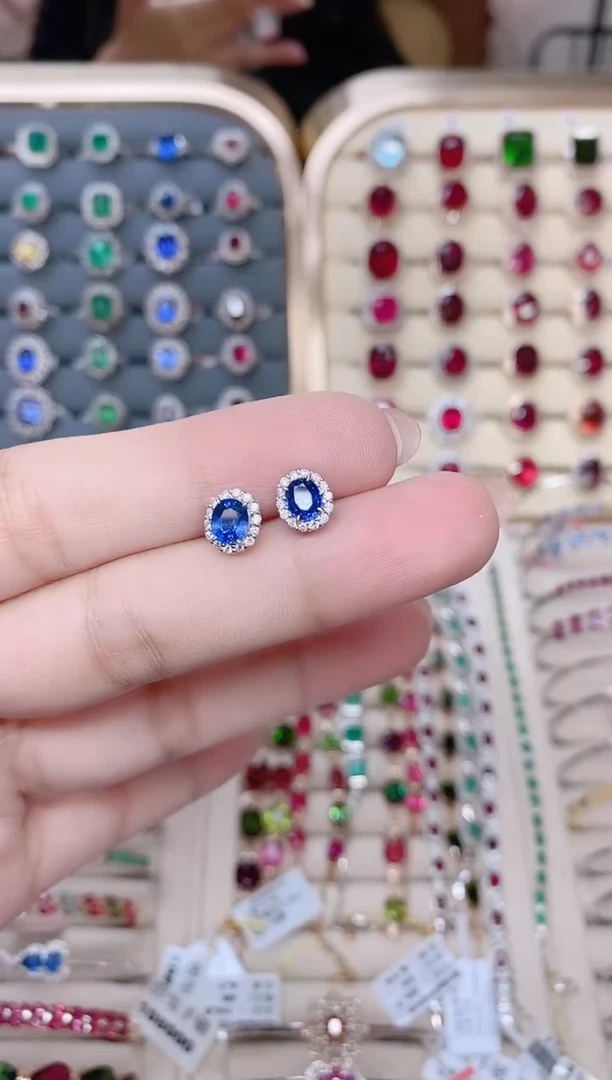 蓝宝石耳饰蓝宝石18K金镶嵌1.43CT