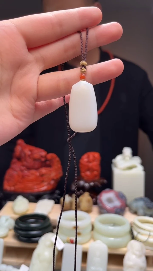 颈饰未镶嵌和田玉吊坠