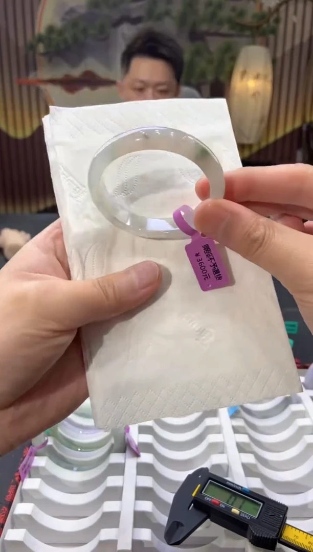 翡翠手镯未镶嵌多人02555