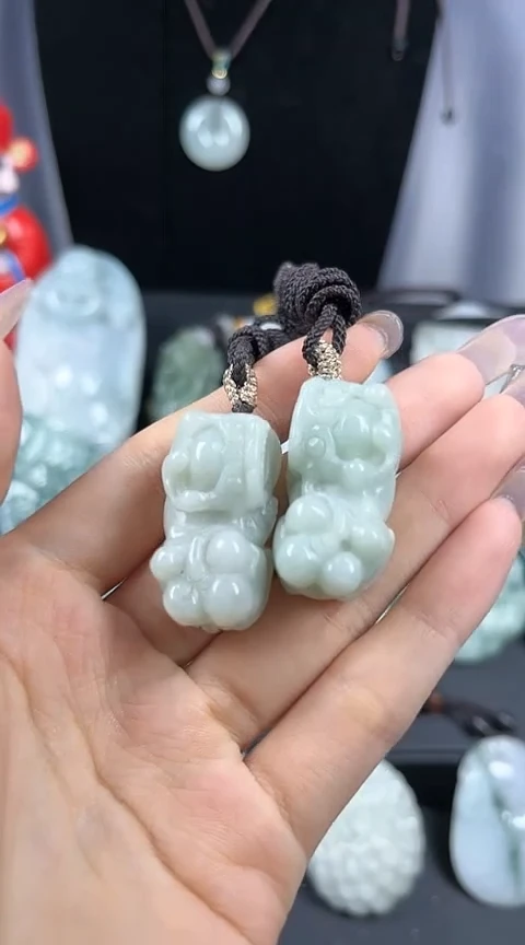 翡翠未镶嵌颈饰貔貅一对