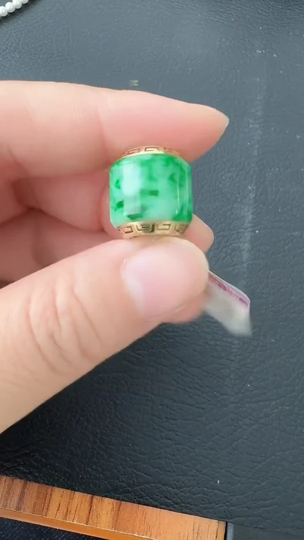 颈饰18K金镶嵌翡翠荣倩