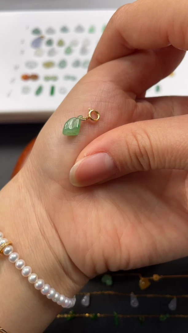 吊坠(不含链)18K金镶嵌翡翠一个JK718