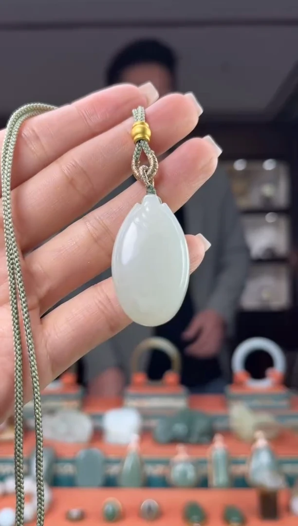 颈饰未镶嵌和田玉佩佩