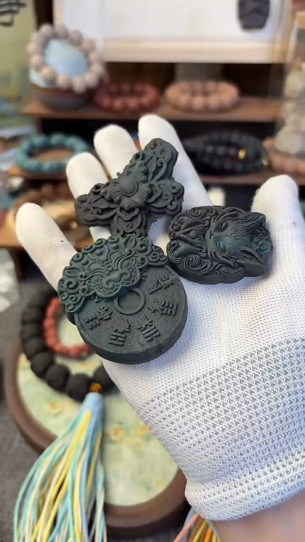 泥塑黑金篱落香牌一套三个