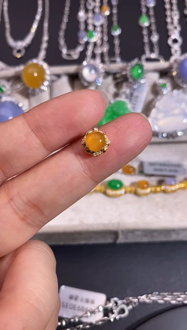 颈饰18K金镶嵌翡翠吊坠