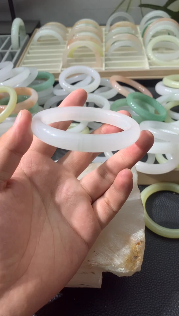 石英质玉手镯未镶嵌6263天山翠